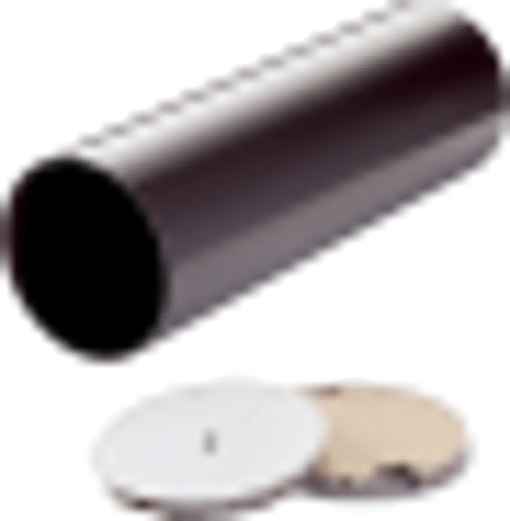 Runde, schwarze Metallrohrhülse von Wolf, daneben eine weiße und eine beige flache Fläche, auf einem neutralen Untergrund.